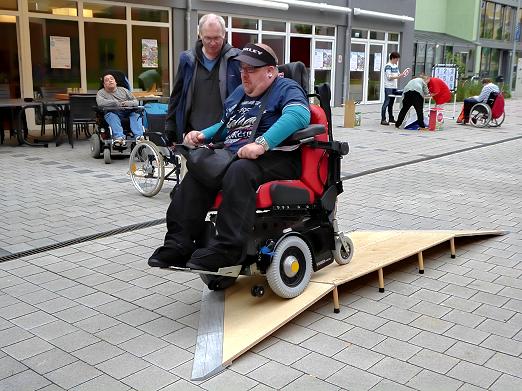 ... schiefe Ebene gut zu berwinden - auch fr echte Rollifahrer ganz schn schwer!