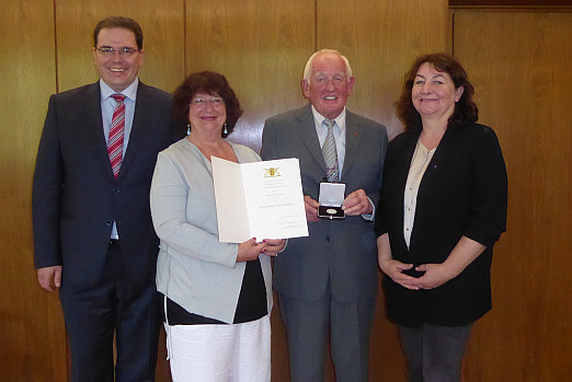 v.l.n.r.: Brgermeister Tobias Link (Lffingen), Staatssekretrin Brbl Mielich (Ministerium fr Soziales und Integration), Albert Warth (Baden-Baden), Landtagsabgeordnete Beate Bhlen (Baden-Baden) mit der vom Ministerprsidenten verliehenen Staufermedaille in Gold 