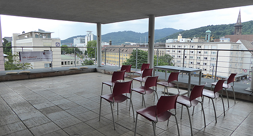 Bereit zum Netzwerken - kurz vor der Beginn des sommerlichen Empfangs auf der Dachterrasse der EUTB Freiburg