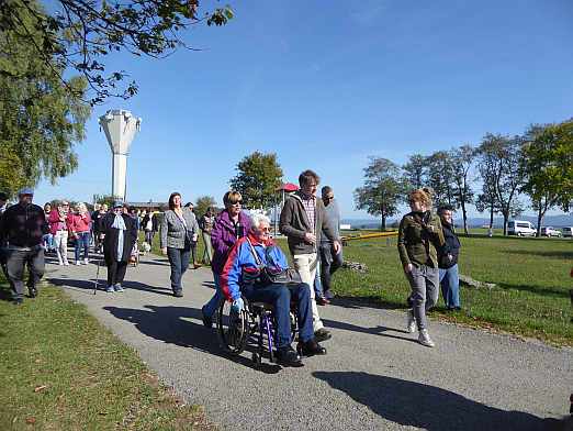 Gemeinsam auf dem Panoraweg unterwegs: Wanderfreunde mit und ohne Rollstuhl (im Hintergrund ist der Wassertum zu sehe