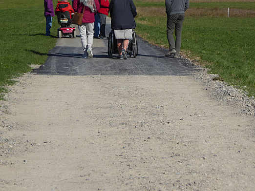 Der Weg ist berwiegend asphaltiert, ein Teilstck von 400 m ist unbefestigt.