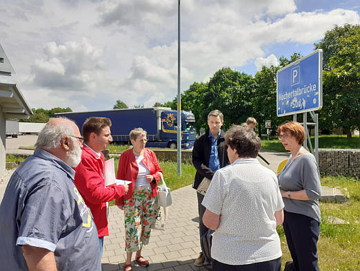 Rastplatz Kochertalbrcke Sd im Check. Im Gespch: Vertreter des Automobilclub Europa (ACE), des Fernfahrerstammtisches Kirchberg/Jagst, des Landesverbandes fr Menschen mit Krper- und Mehrfachbehinderung Baden-Wrttemberg und der Autobahn GmbH. Foto: © Wolfgang Halter, ACE