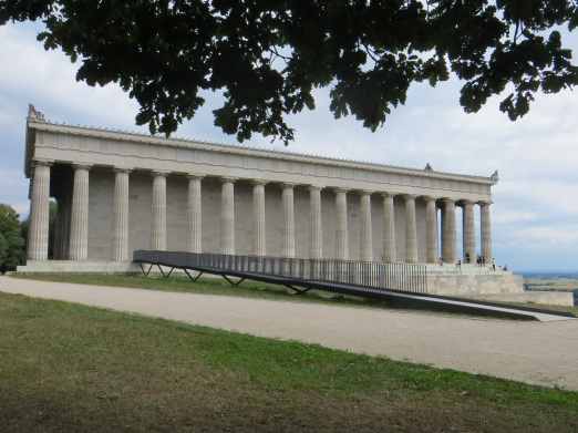 Foto: Geradezu vorbildlich gelst ist die Barrierefreiheit in der Walhalla bei Regensburg. Die neu gebaute Rampe fgt sich harmonisch in das Gesamtbild ein - und schafft so Menschen mit Behinderungen einen barrierefreien Zugang.