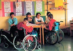 Foto: Kinder mit Rollis im Klassenzimmer