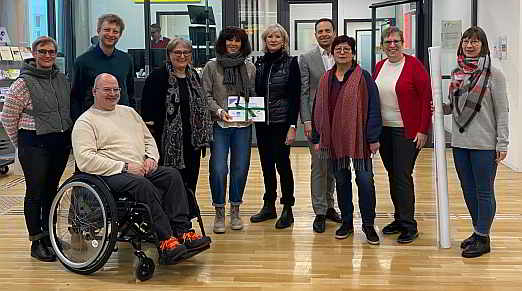 Eine Delegation des TPQG-Bündnisses präsentiert weit über 3.300 gesammelte Unterschriften gegen den vorliegenden Gesetzentwurf