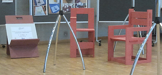 Kunstvolle Stühle in rot - robust und formschön - entstanden in einem inklusiven Projekt zwischen der Johannes Diakonie und dem Auguste-Pattberg-Gymnasiums Mosbach