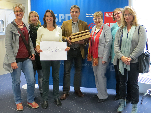 <i>Foto: Eine Elterndelegation berreicht die 6.484 Unterschriften im Landtag an den bildungspolitischen Sprecher der SPD-Landtagsfraktion, Dr. Stefan Fulst-Blei v.l.n.r.: Petra Fritzke (Dreifrstensteinschule Mnsingen), Jutta Krner (Stephen-Hawking-Schule Neckargmnd) Simone Huth (Konrad-Biesalski-Schule Wrt), Dr. Stefan Fulst-Blei (bildungspolitischer Sprecher der SPD-Landtagsfraktion), Jutta Pagel-Steidl (Landesverband fr Menschen mit Krper- und Mehrfachbehinderung Baden-Wrttemberg), Brbel Schwaer (Konrad-Biesalski-Schule Wrt), Sigrun Gehrig (Dreifrstensteinschule Mssingen)</i>